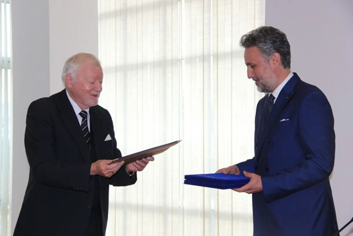AMBASADORUL MARIUS LAZURCA A PRIMIT PLACHETA DE AUR A UVVG ARAD