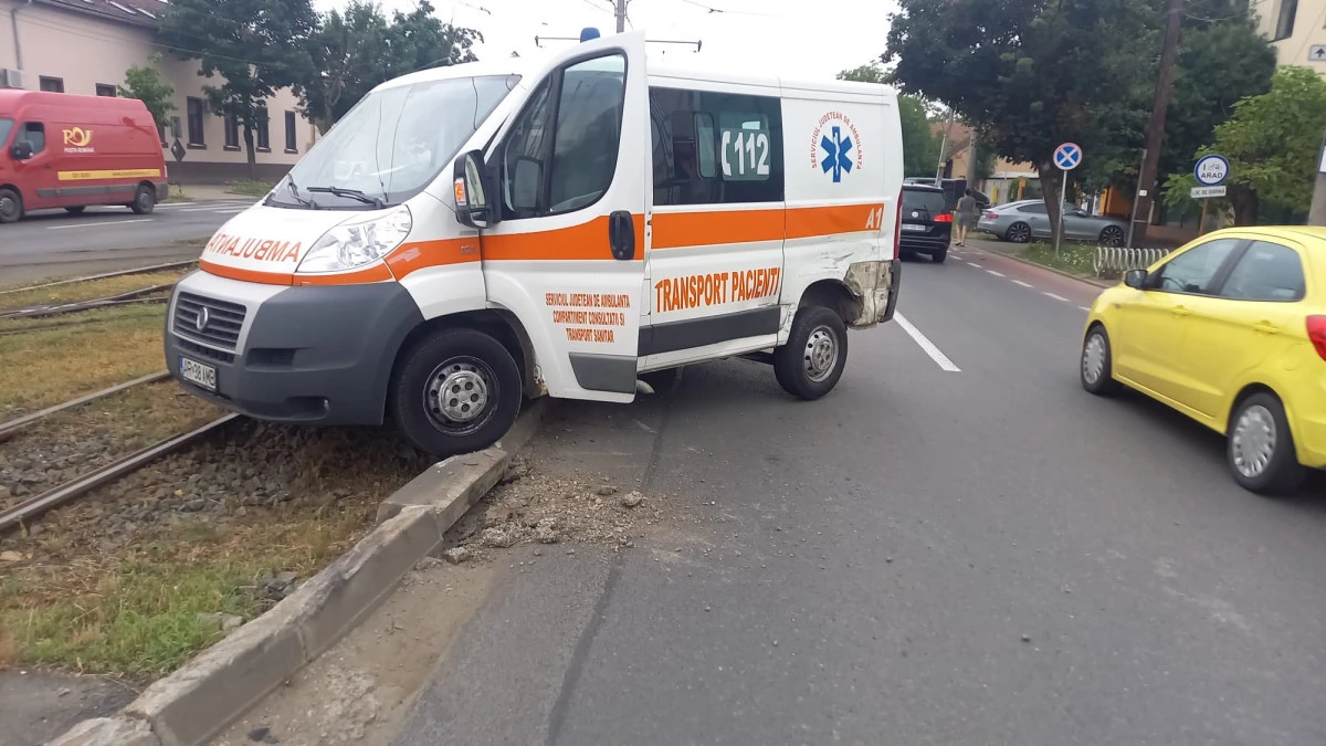 Ambulanță implicată într-un accident, pe Calea Radnei