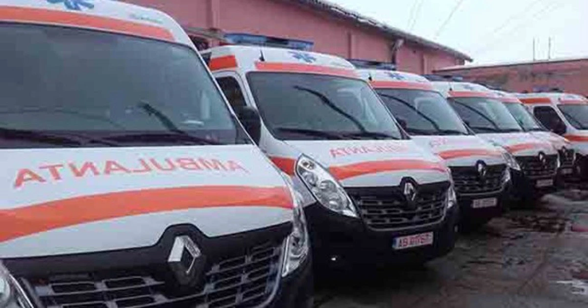 Ambulanţele, asaltate zilnic de sute de arădeni care cer să fie testaţi. Timpii de aşteptare au ajuns şi la 72 de ore