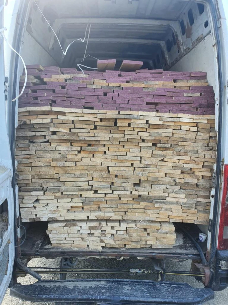 Amendat de jandarmi pentru lemnul pe care îl deținea ilegal