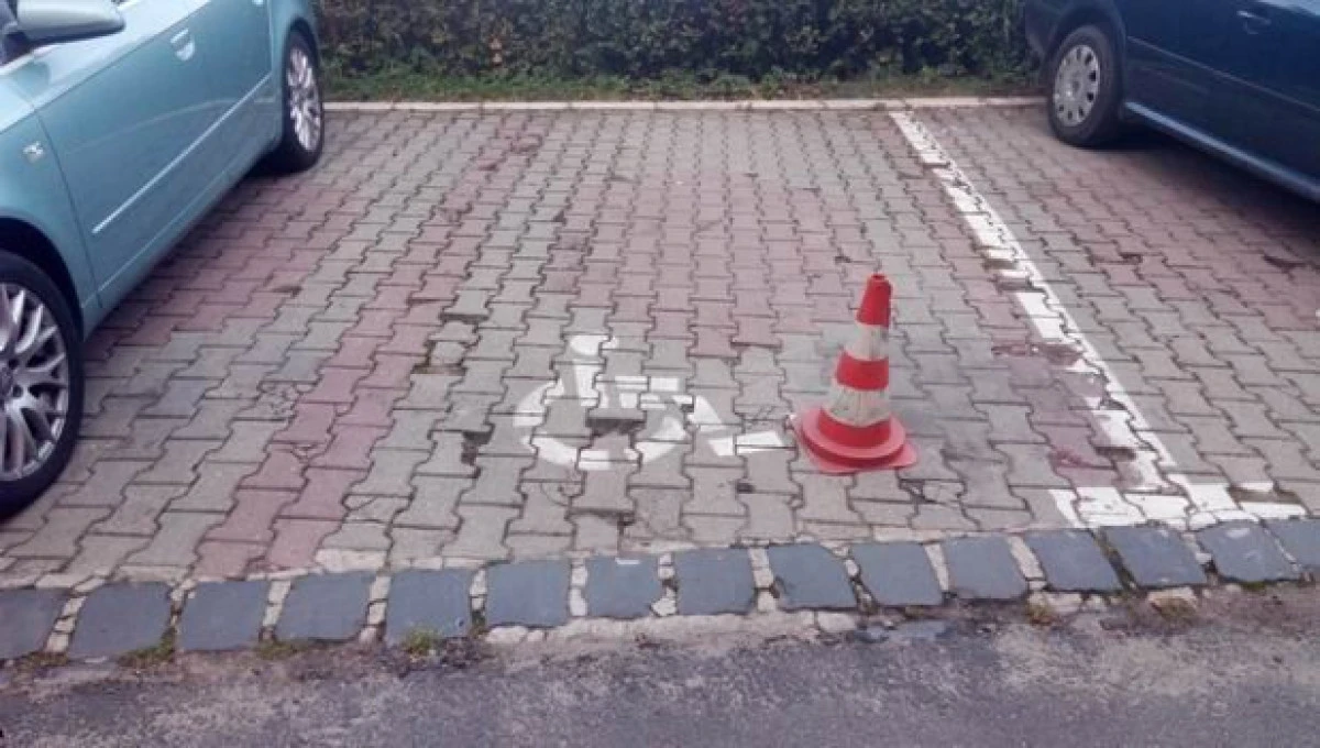 Amenzi de 18.000 lei pentru parcarea abuzivă pe locurile persoanelor cu handicap
