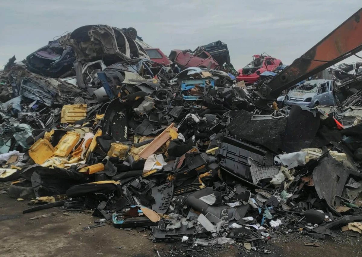 Amenzi de 40.000 lei pentru nereguli la o firmă de dezmembrări auto din Arad