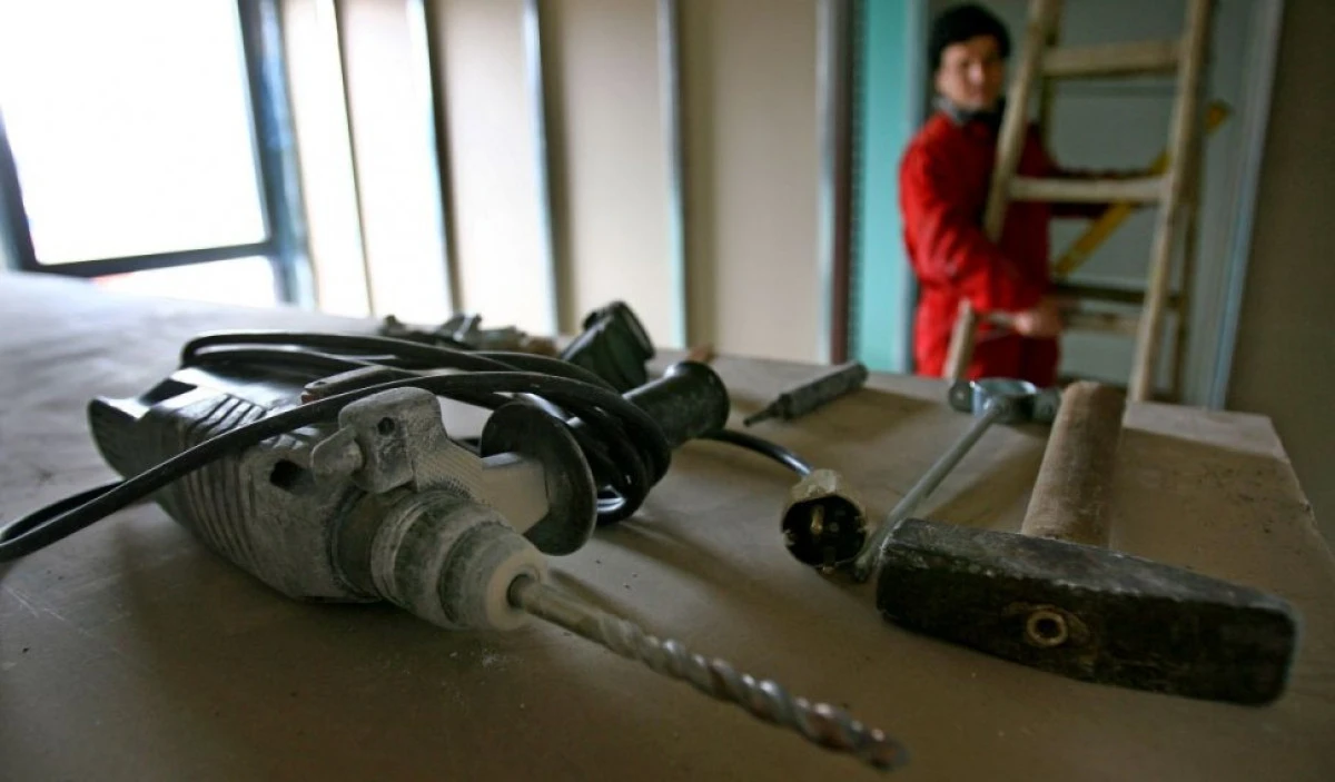 Amenzi mari pentru românii de la bloc care folosesc bormaşina în afara orelor de linişte
