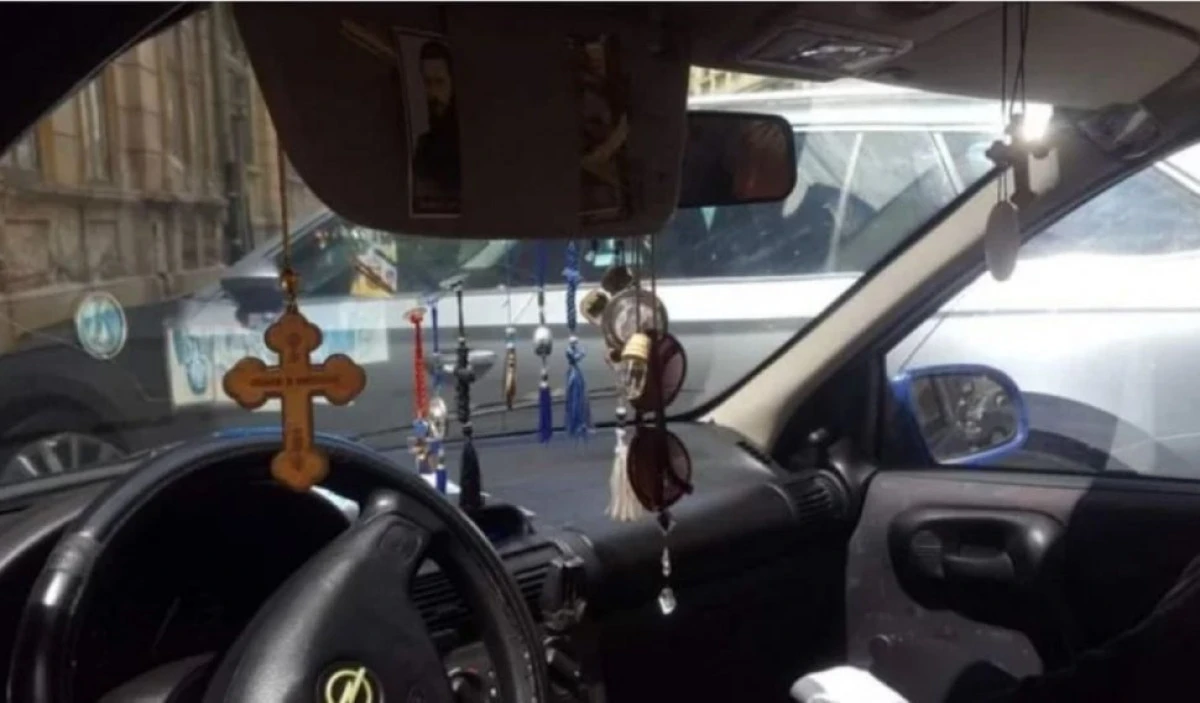 Amenzi usturătoare în Codul Rutier pentru şoferii care au iconiţe pe parbrizul maşinii
