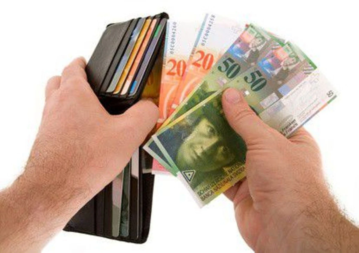 ANALIZA PRIVIND CREDITELE IN FRANCI ELVETIENI: NICIO BANCA NU A AVERTIZAT CLIENTII ASUPRA RISCULUI LA CREDITELE IN VALUTA