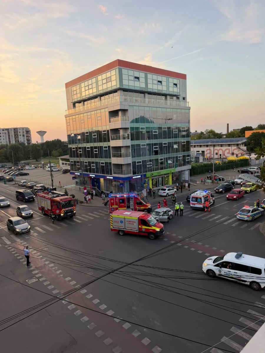 Anchetă la IPJ Arad: Agentul aflat la volanul mașinii de poliție implicată în accident cu trei răniți ar fi condus cu viteză excesivă