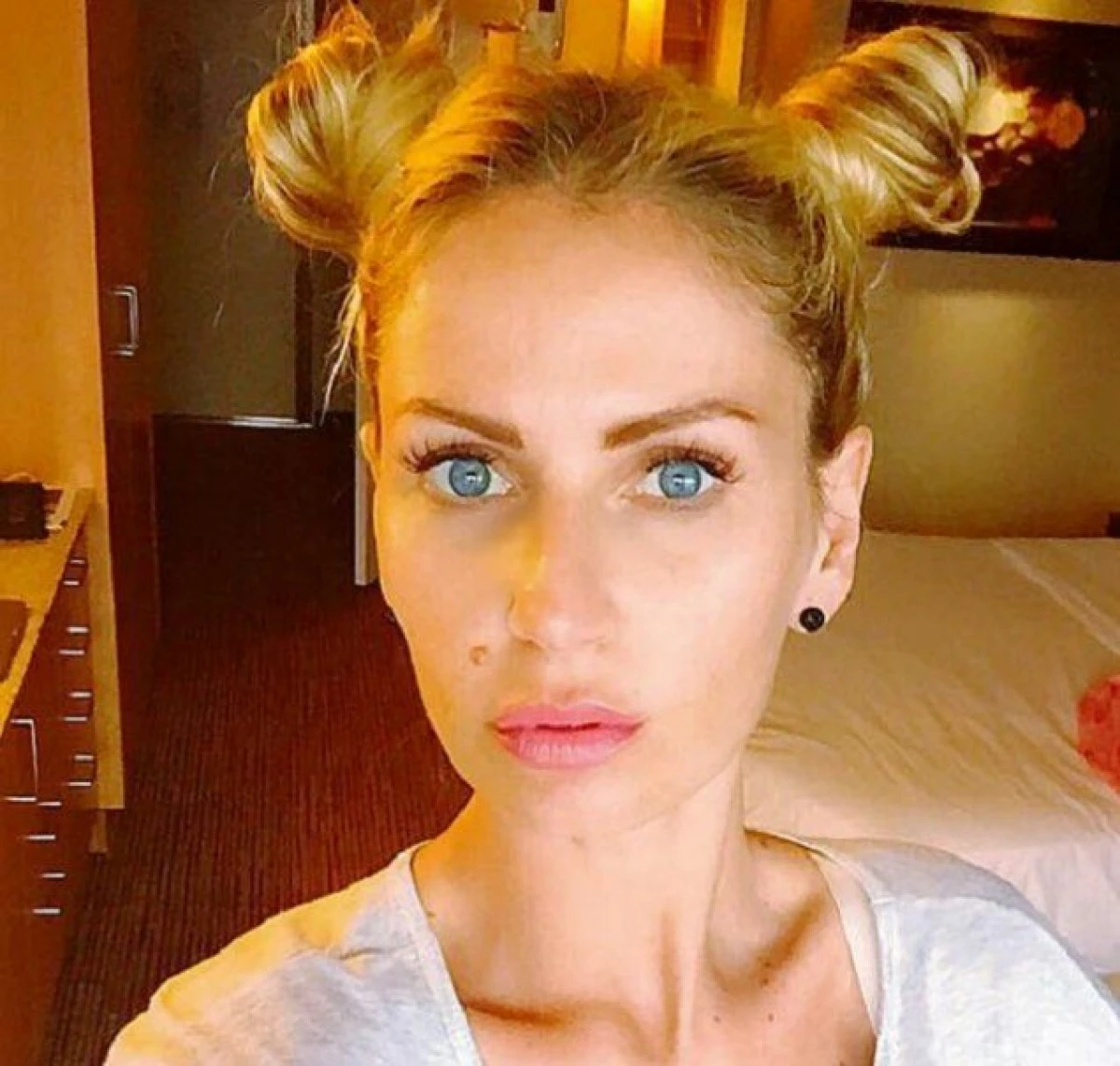 ANDREEA BANICA A IMBRACAT DIN NOU ROCHIA DE MIREASA: "ESTI CEA MAI FRUMOASA FEMEIE DIN LUME"