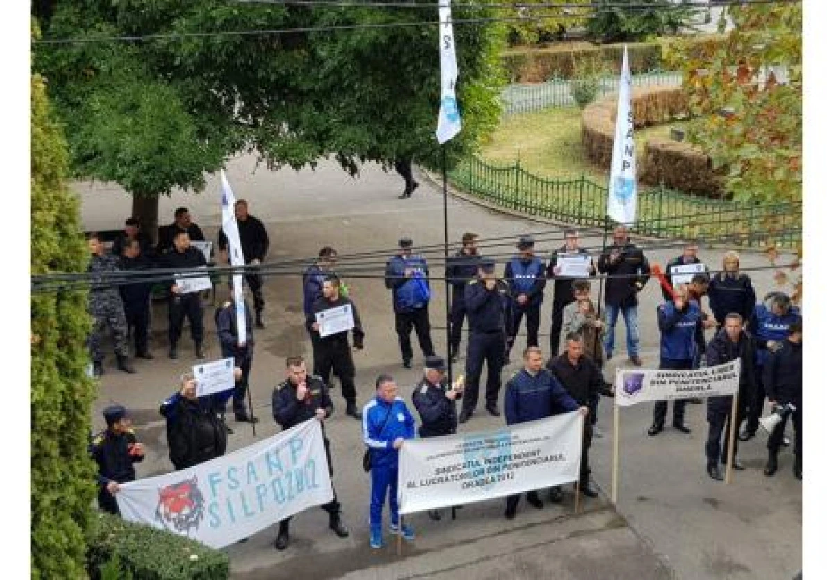 Angajații Penitenciarului Arad au protestat în fața Prefecturii ... Bihor