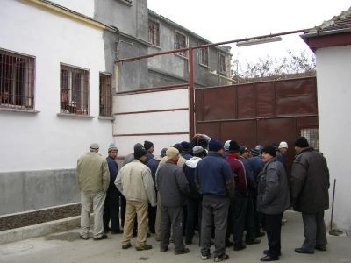 ANGAJAȚII PENITENCIARULUI TIMIȘOARA PROTESTEAZĂ ȘI CER DEMISIA MINISTRULUI JUSTIȚIEI