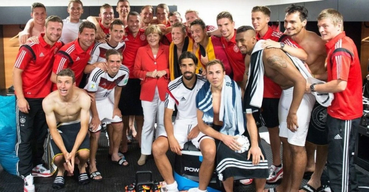 ANGELA MERKEL A FELICITAT ECHIPA GERMANIEI, LA VESTIARE, DUPA MECIUL CU PORTUGALIA