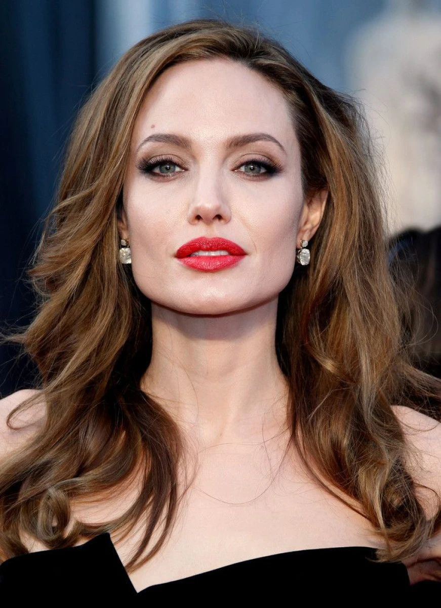 ANGELINA JOLIE A PRIMIT CUSTODIA COPIILOR
