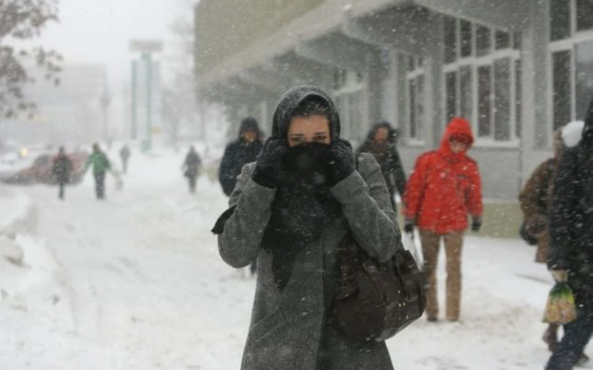 ANM a emis noi avertizări meteo de ploi, vânt, polei şi ninsoare