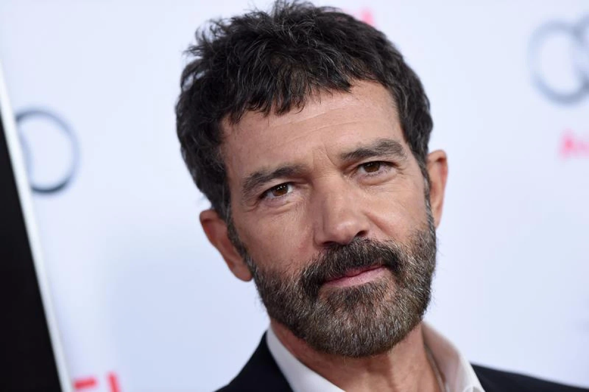 Antonio Banderas a fost internat de urgență