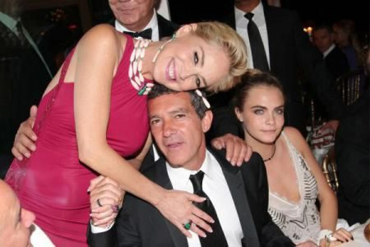 ANTONIO BANDERAS SI SHARON STONE PAR DIN CE IN CE MAI APROPIATI