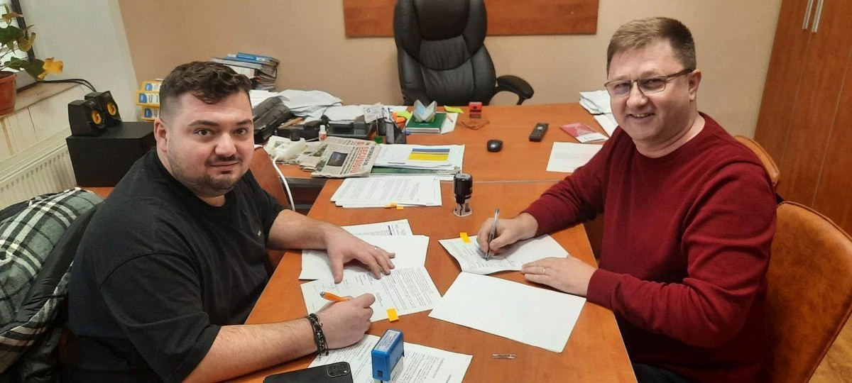 Anul a început în forță, la Secusigiu: S-au semnat contractele pentru asfaltarea străzilor și reabilitarea școlii din Sânpetru German
