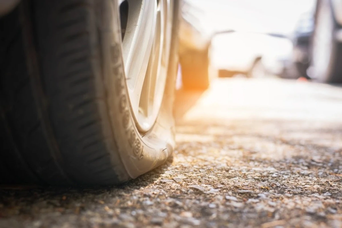 Anvelopele a zeci de autoturisme au fost tăiate, azi noapte, pe strada Miron Costin