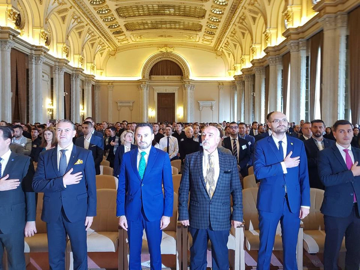 Apicultorul Falcă mângâie pe cap albinuțele liberale!
