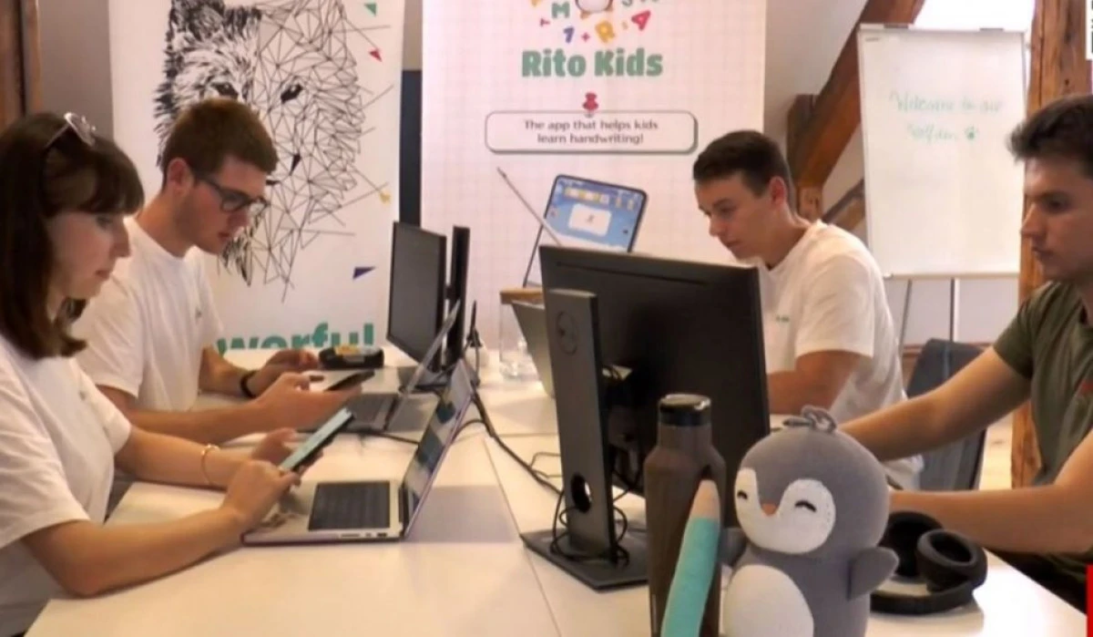 Aplicație creată de tineri români care îi învață pe copii să scrie