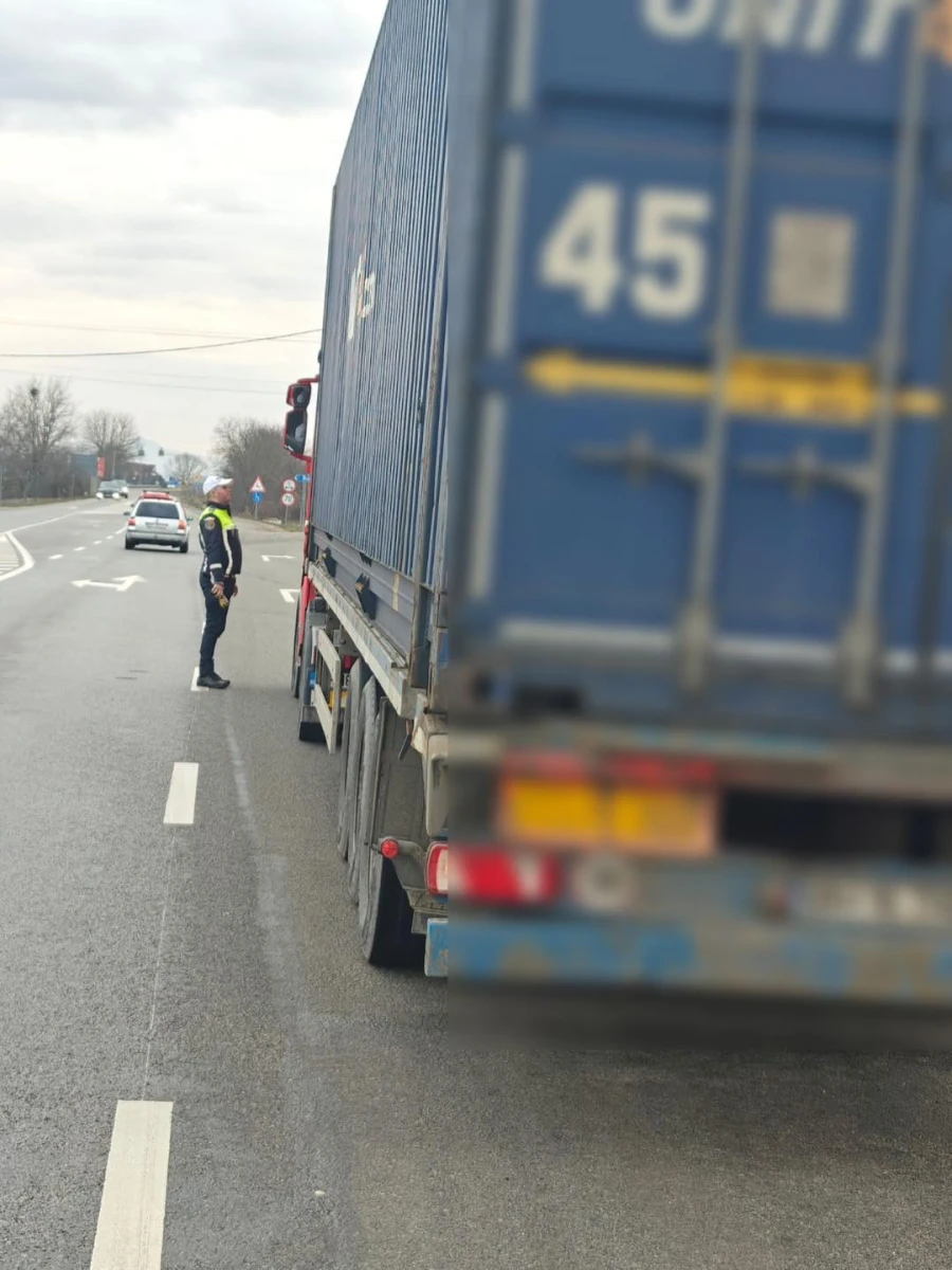 Aproape 150 de șoferi de TIR, amendați în Arad pentru că au ignorat restricțiile de caniculă