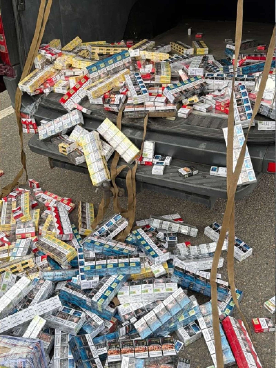Aproape 2.900 de pachete de țigări, ascunse într-un microbuz la Nădlac. Marfa, în valoare de peste 88.000 de lei, a fost confiscată