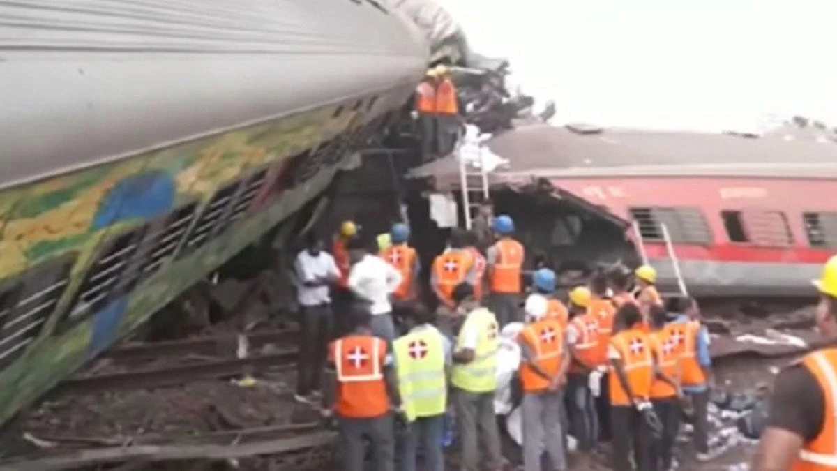 Aproape 300 de morți și 900 de răniți după accidentul de tren din India