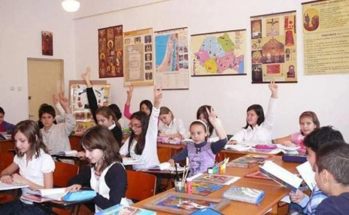 Aproape 4000 de burse acordate elevilor arădeni pentru anul şcolar 2017-2018