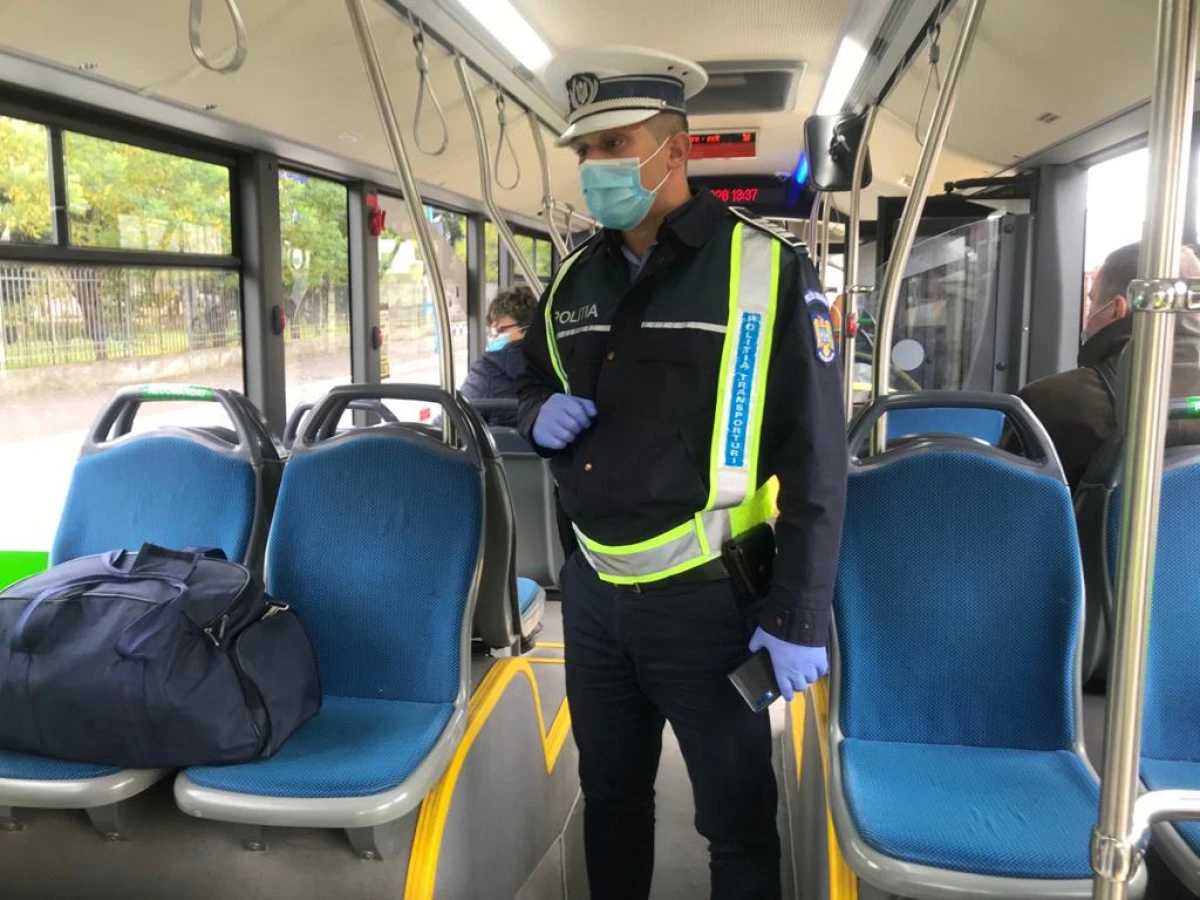 Aproape 50 de mijloace de transport public au fost verificate de polițiști în vederea respectării normelor Covid
