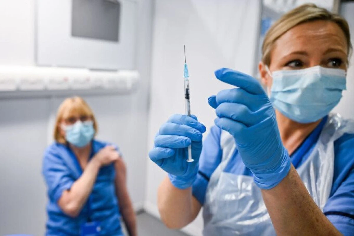 Aproape 500.000 de români, vaccinaţi contra COVID. Lista reacţiilor adverse înregistrate