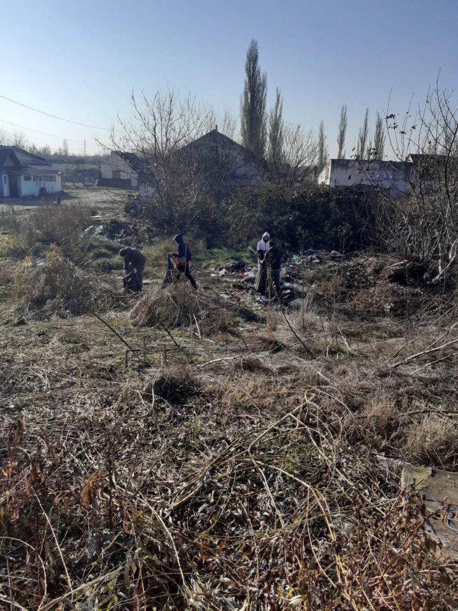 Aproape patru tone de deșeuri au fost strânse de asistații sociali și de către cei care trebuie să presteze munca în folosul comunității