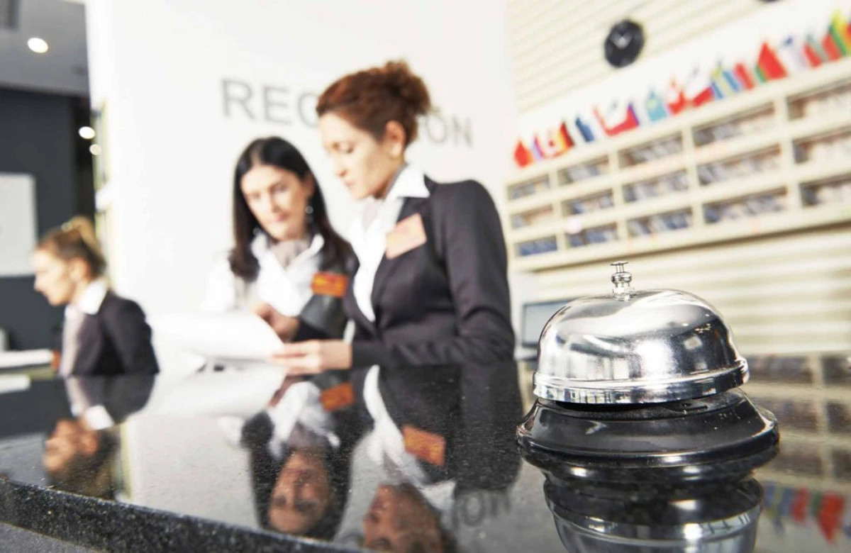 Aproximativ 100.000 de angajaţi din industria hotelieră ar putea să fie concediaţi până la finalul anului în România
