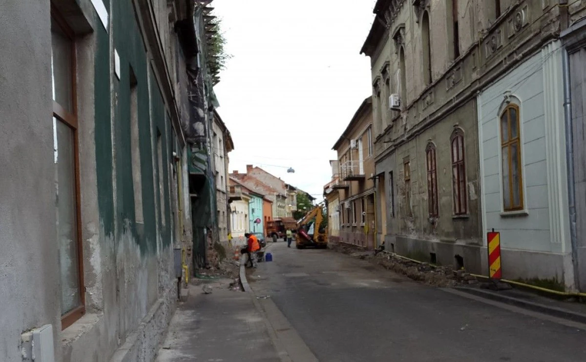 ARAD - CAPITALA BORDURILOR 2015: TEATRUL VECHI SE DARAMA, PRIMARIA REABILITEAZA TROTUARUL PE CARE NU CIRCULA NIMENI
