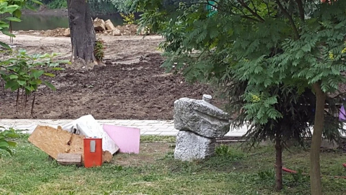ARAD - CAPITALA CULTURALA: SCULPTURILE DE PE MALUL MURESULUI AU AJUNS LA GUNOI (FOTO)