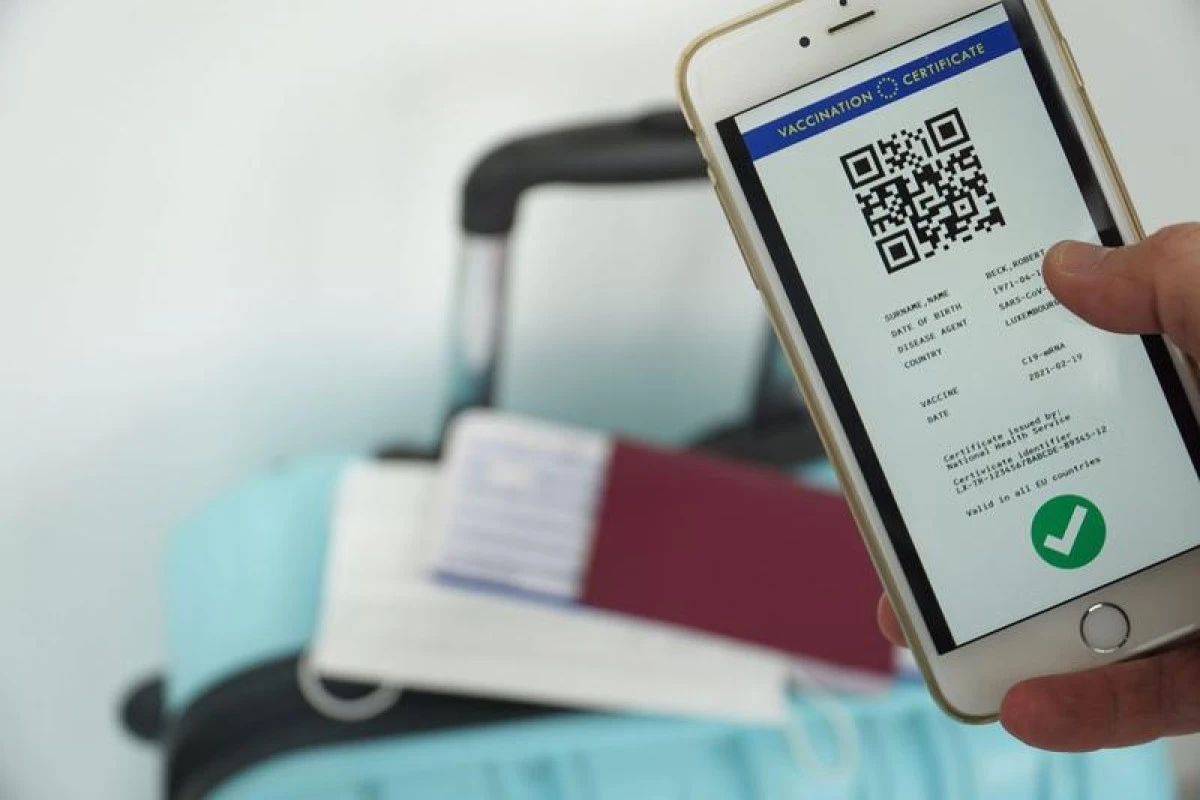 Arad: Dosar penal pentru trei infracţiuni în cazul persoanei nevaccinate dar cu certificat digital