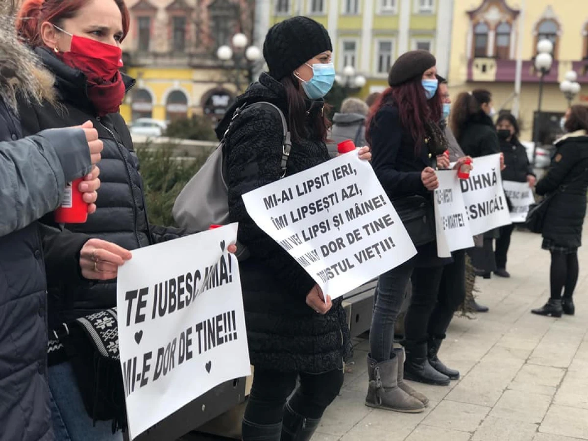 Arad: Manifestaţie de comemorare a victimelor COVID-19 cu participarea rudelor unor decedaţi