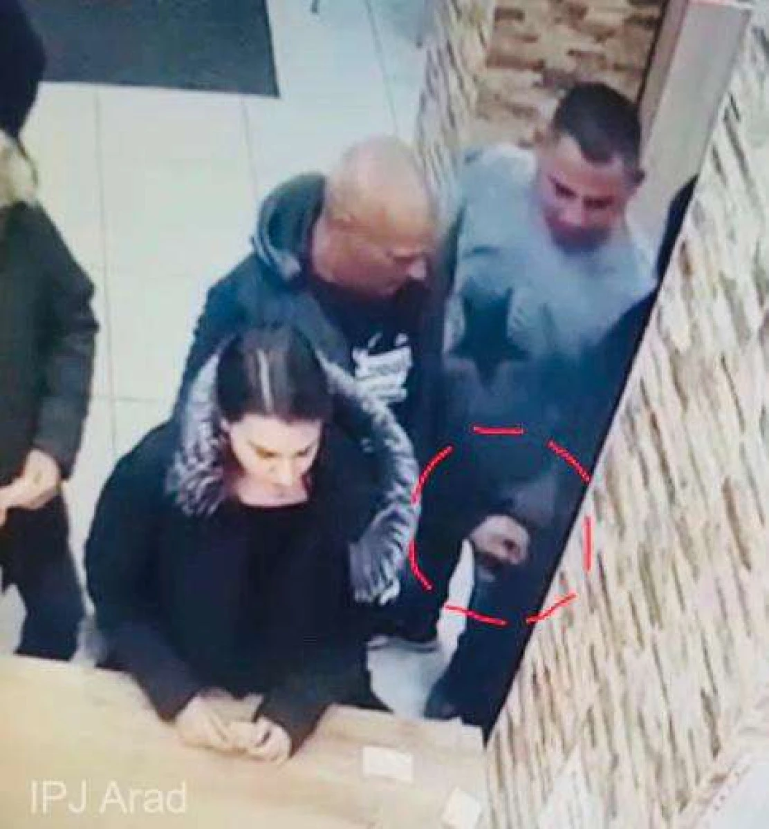 Arădean căutat în Austria pentru furturi, prins furând telefonul unei cliente într-un magazin