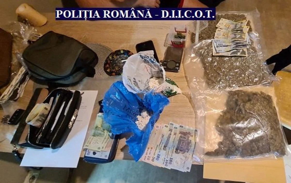 Arădean de 26 de ani, prins în timp ce vindea droguri. Ce au găsit polițiștii la locuințele lui