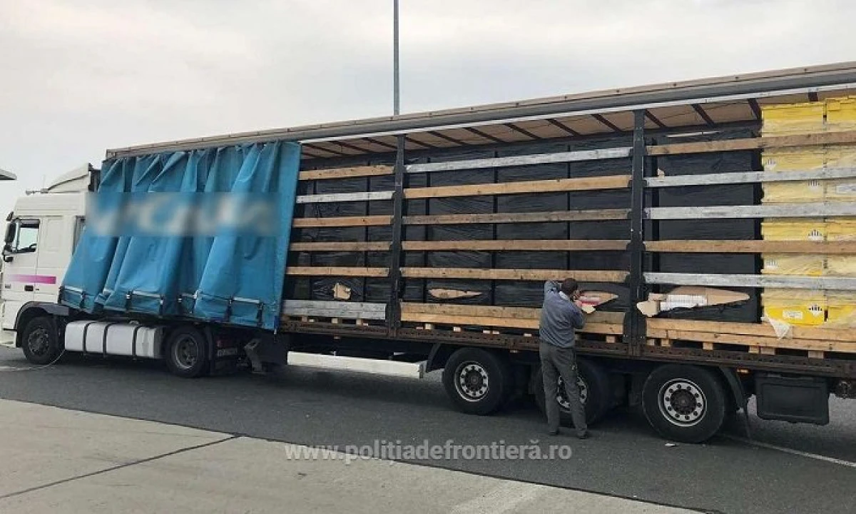 Arădean de 30 de ani, reținut după ce a încercat să intre în țară cu TIR-ul încărcat cu ţigări de contrabandă
