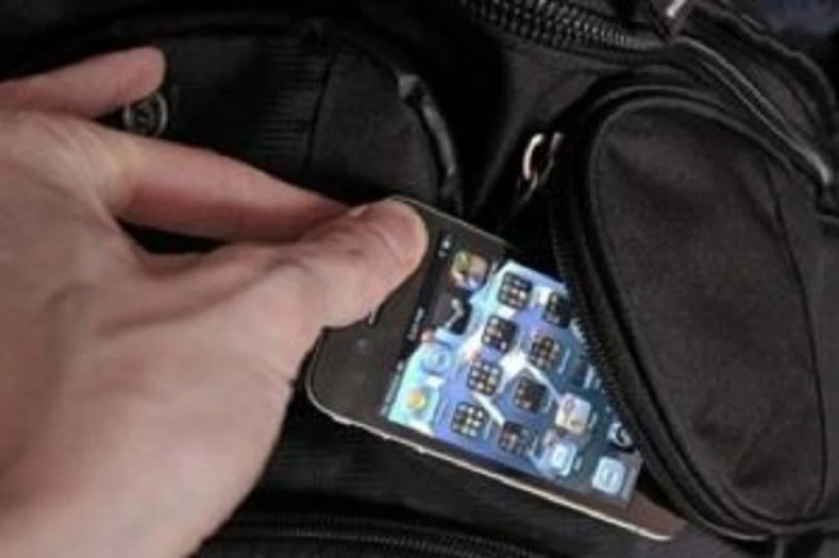 Arădean de 63 de ani, prins după ce a furat un telefon mobil