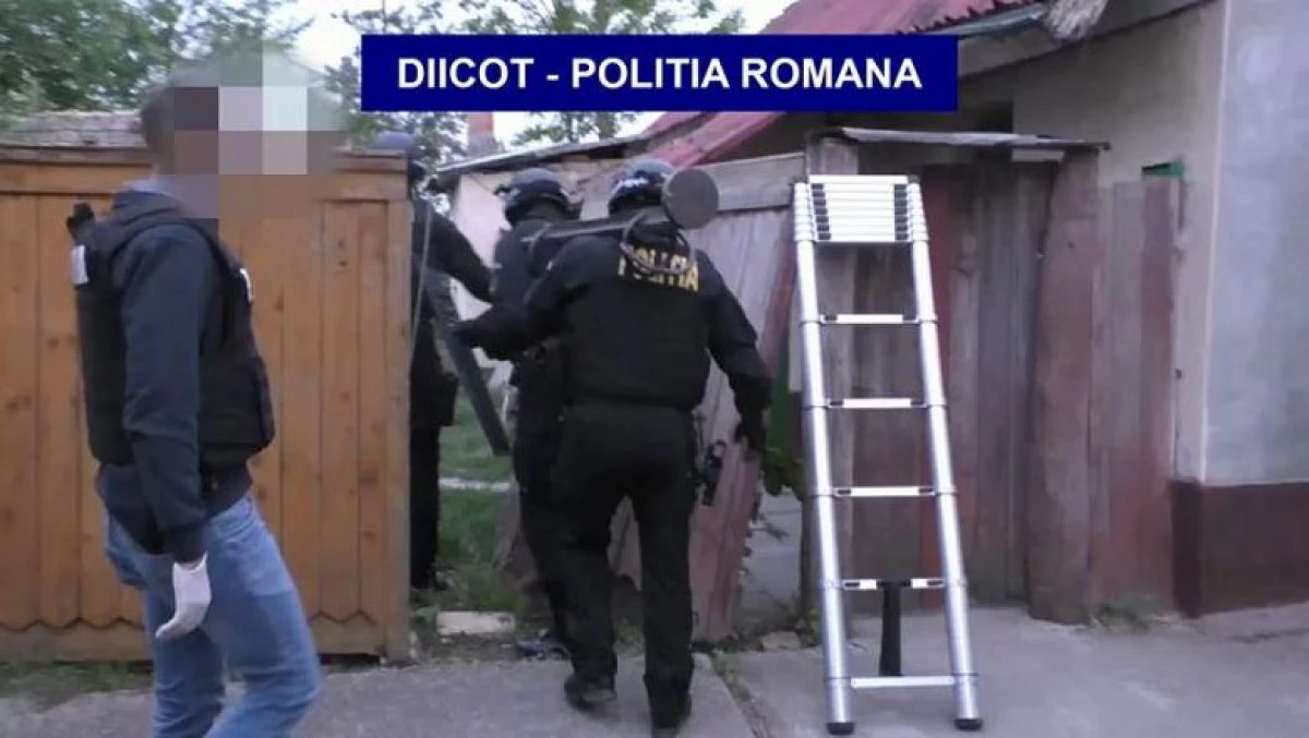 Arădeancă bănuită de acte de terorism, ridicată de mascați!