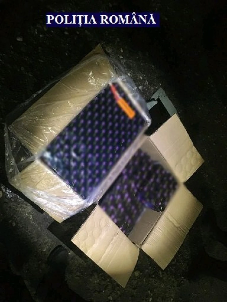 Arădeancă de 21 de ani, prinsă cu artificii în portbagaj