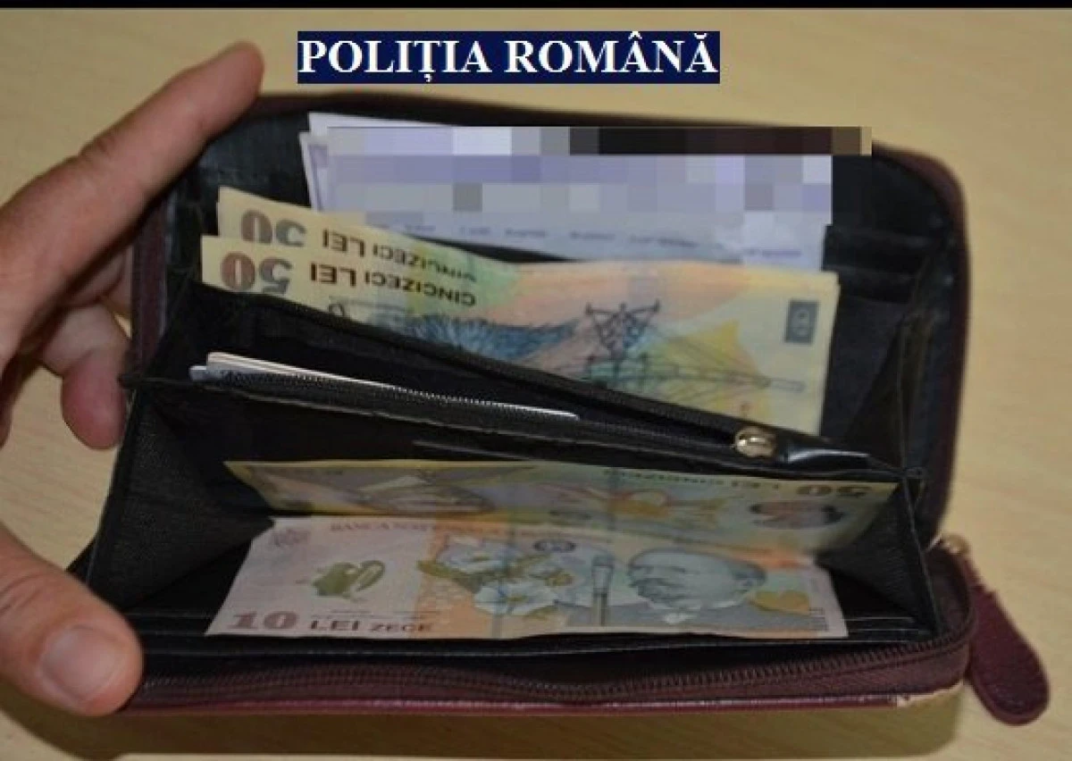 Arădeancă de 60 de ani, prinsă în timp ce fura portofelul unei femei de 70 de ani