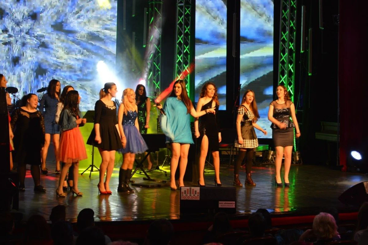 ARADEANCA MIRELA BORODI A CANTAT SI INCANTAT LA FESTIVALUL DE MUZICA USOARA DE LA ORADEA (VIDEO)