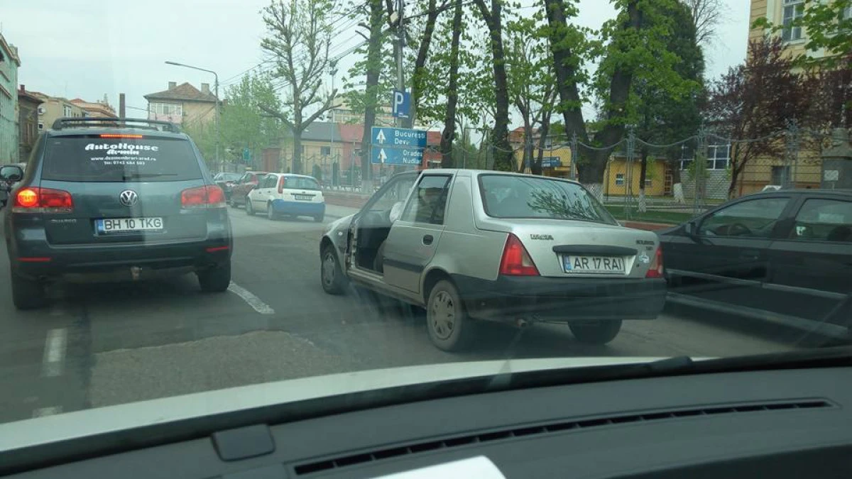 Arădeanul care umblă fără uşă la maşină face furori prin oraş (FOTO)