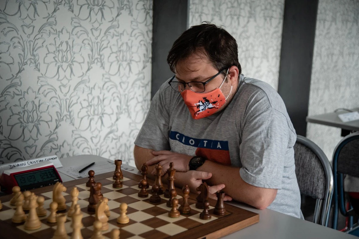Arădeanul Vlad Miculiț a câștigat turneul amatorilor la Festivalul de Șah din Arad. Competiția „greilor" se încheie miercuri seara