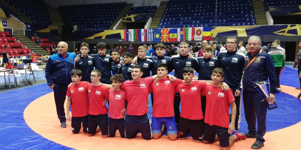 Arădeanul Vlad Petrean este vicecampion balcanic la lupte greco-romane, alături de naționala U15