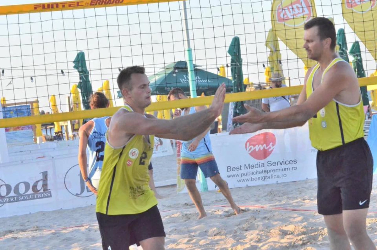 Arădenii au cucerit două medalii la Naţionalele de volei pe plajă