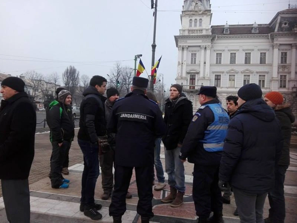 Arădenii au mers în număr mic la mitingul organizat în faţa Primăriei