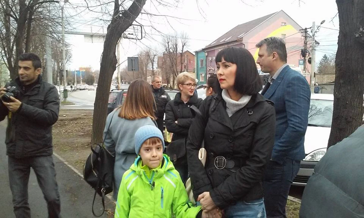 Arădenii au protestat faţă de conducerea CJA şi condiţiile inumane din Spitalul Judeţean (FOTO)