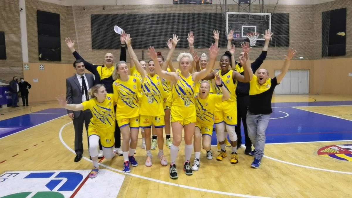 Aradul câştigă derby-ul cu Satu Mare şi rămâne singura echipă neînvinsă din Liga Naţională de baschet! (FOTO)