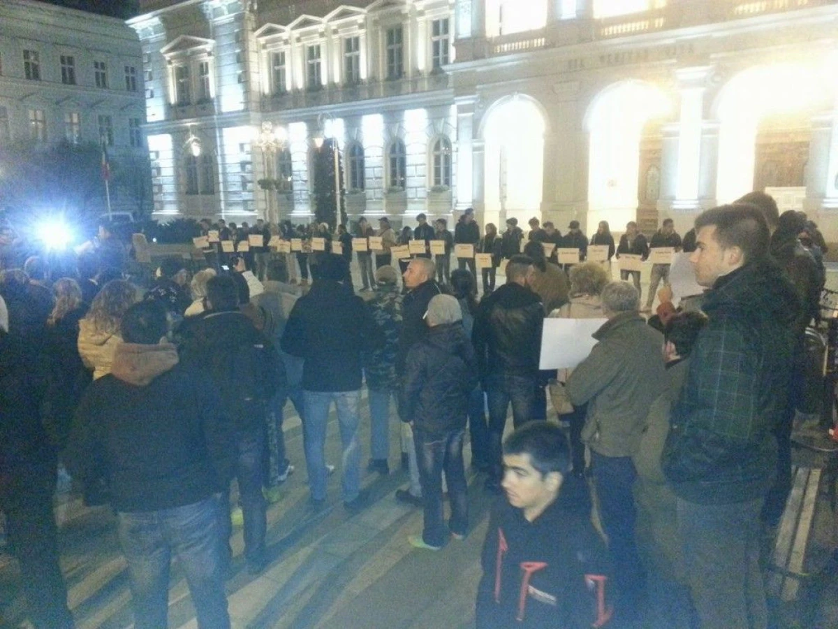 ARADUL "COLECTIV" ARE INTALNIRE IN FIECARE SEARA  IN FATA PRIMARIEI